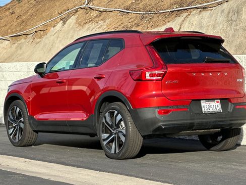 Used 2025 Volvo XC40 B5 Plus image 7