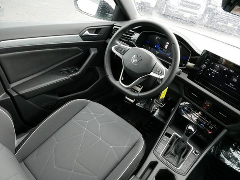 Certified 2025 Volkswagen Jetta Sport image 9