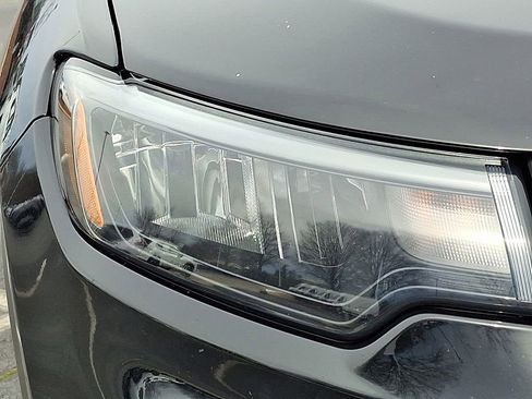 Used 2024 Jeep Compass Latitude image 9