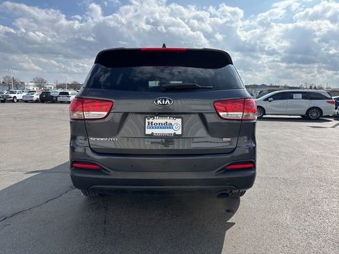 Used 2017 Kia Sorento LX w/ LX Convenience Package image 6