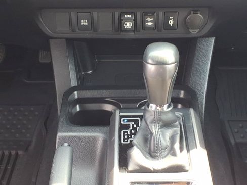Used 2018 Toyota Tacoma TRD Sport AWD/4WD image 22