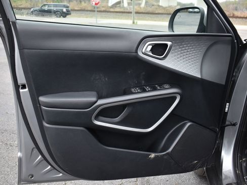 Used 2025 Kia Soul LX w/ LX Technology Package image 12