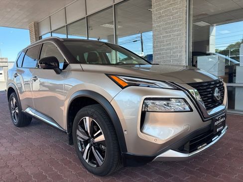 Used 2023 Nissan Rogue Platinum FWD image 2