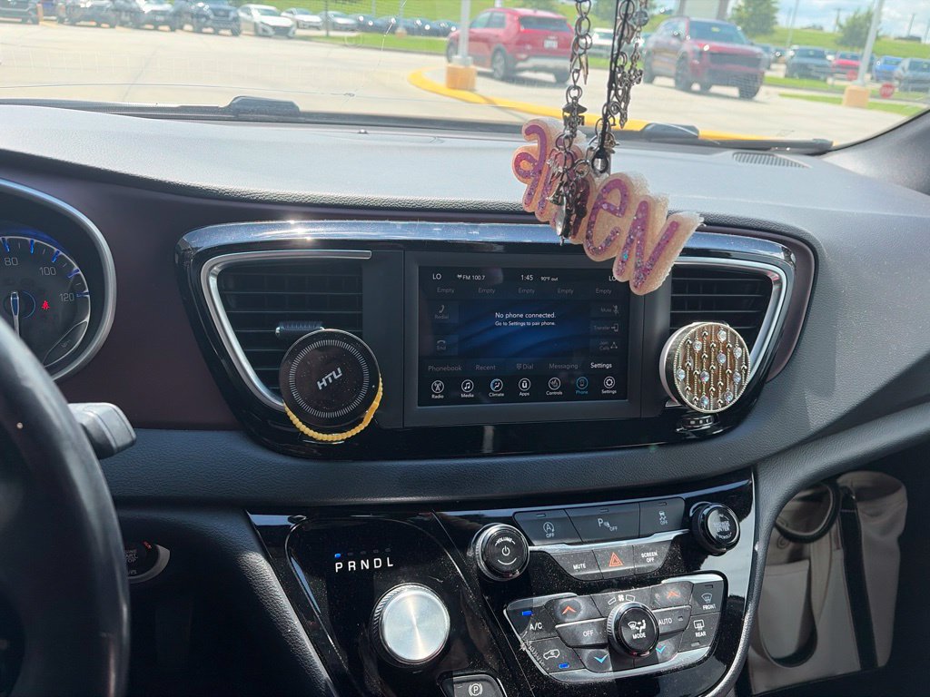 Used 2020 Chrysler Pacifica Touring-L FWD image 4