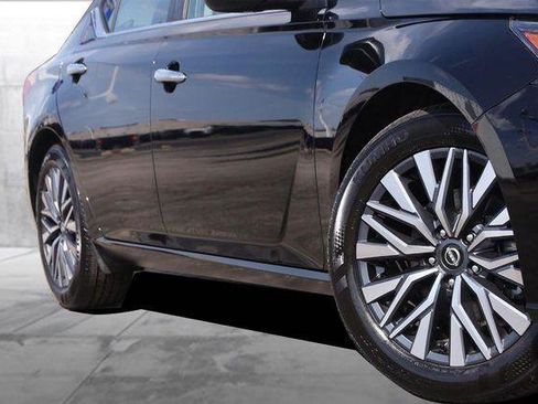 Used 2025 Nissan Altima 2.5 SV image 3