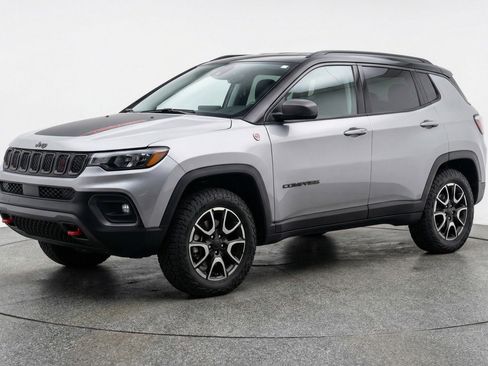 Used 2025 Jeep Compass Trailhawk image 3