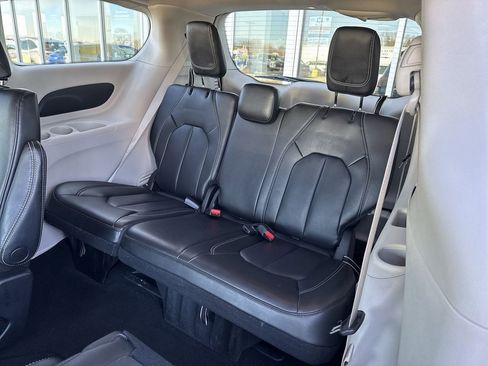 Used 2023 Chrysler Pacifica Touring-L image 23