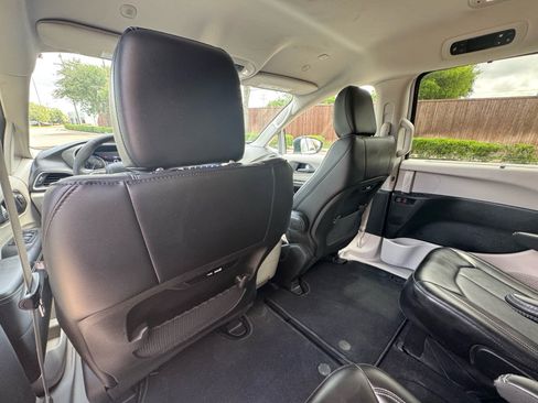 Used 2024 Chrysler Pacifica Touring-L FWD image 30