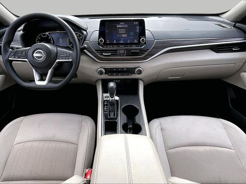 Used 2025 Nissan Altima 2.5 SV FWD image 16