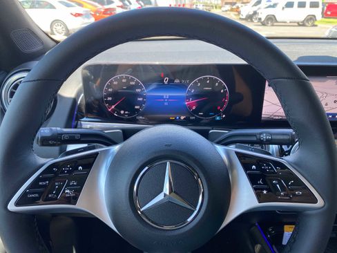 Used 2024 Mercedes-Benz GLB 250 4MATIC image 24