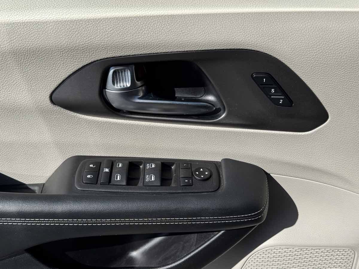 Used 2023 Chrysler Pacifica Touring-L FWD image 26