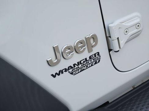 Used 2018 Jeep Wrangler Unlimited Sport S AWD/4WD image 9