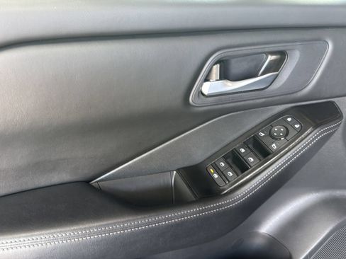 Used 2025 Nissan Rogue SV FWD image 12