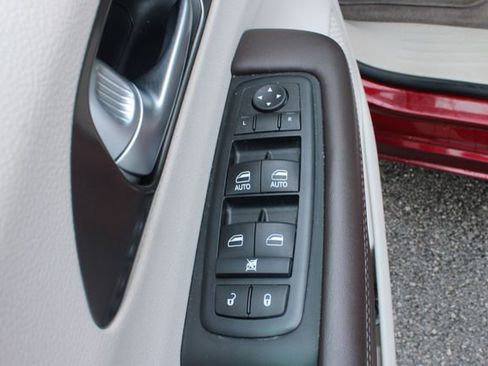 Used 2017 Chrysler Pacifica Touring-L w/ Tire & Wheel Group FWD image 11