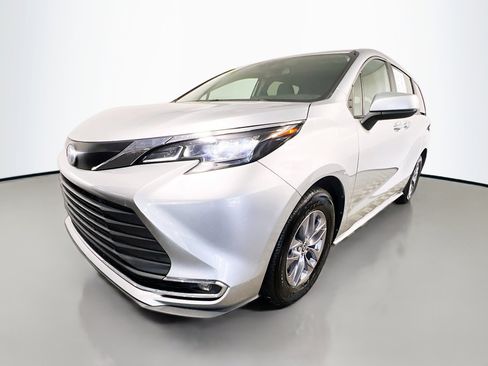 Used 2024 Toyota Sienna XLE image 10
