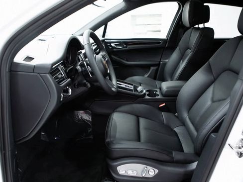 Certified 2025 Porsche Macan image 17