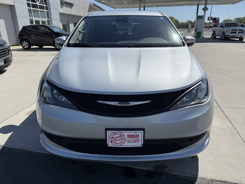 Used 2023 Chrysler Voyager LX FWD image 3
