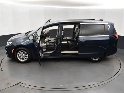 Used 2023 Chrysler Pacifica Touring-L FWD image 7