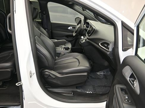 Used 2024 Chrysler Pacifica Select image 28