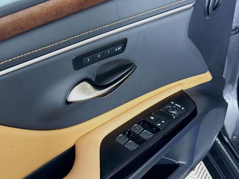 Certified 2025 Lexus ES 300h w/ Premium Package image 18