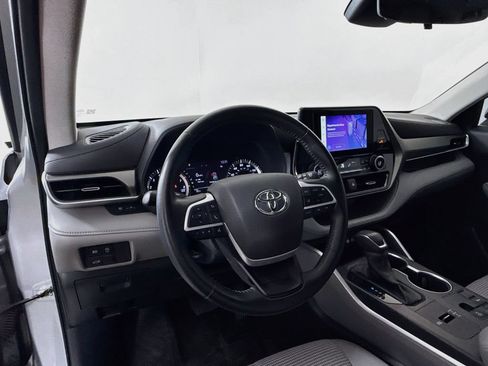 Used 2023 Toyota Highlander LE FWD image 9
