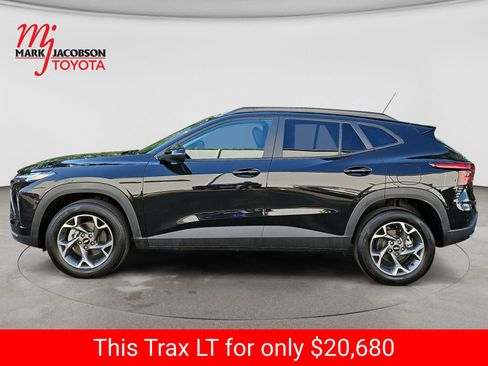 Used 2025 Chevrolet Trax LT FWD image 15