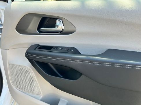 Certified 2023 Chrysler Pacifica Touring-L FWD image 31