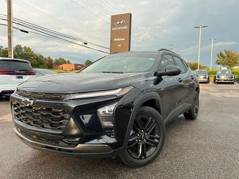 Used 2024 Chevrolet Trax ACTIV w/ Sunroof Package FWD image 1