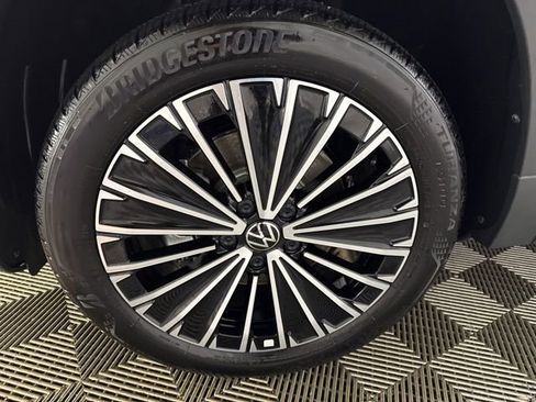 Certified 2025 Volkswagen Taos SE w/ Panoramic Sunroof Package image 10