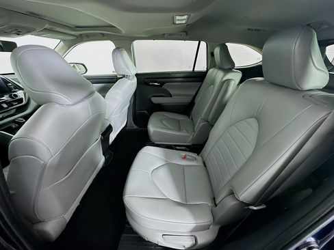 Used 2025 Toyota Highlander XLE image 30