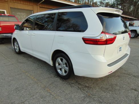 Used 2016 Toyota Sienna LE image 4