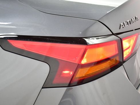 Used 2025 Nissan Altima 2.5 SV FWD image 31