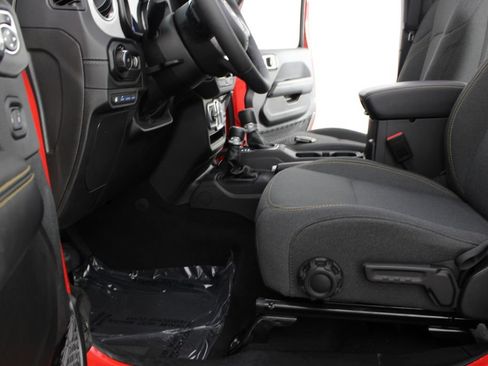 Used 2025 Jeep Wrangler Unlimited Sahara w/ Safety Group AWD/4WD image 15