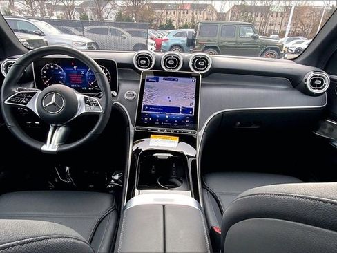 Used 2025 Mercedes-Benz GLC 300 4MATIC image 12