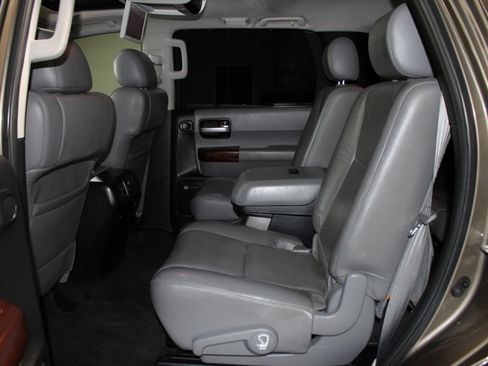 Used 2014 Toyota Sequoia Platinum RWD image 27