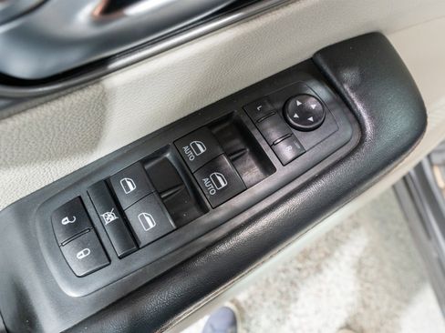 Used 2020 Chrysler Pacifica Touring-L image 13