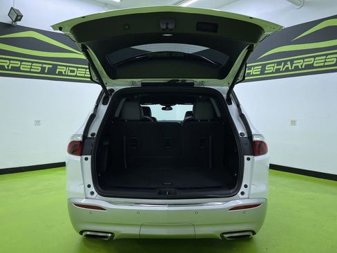 Used 2023 Buick Enclave Essence image 9