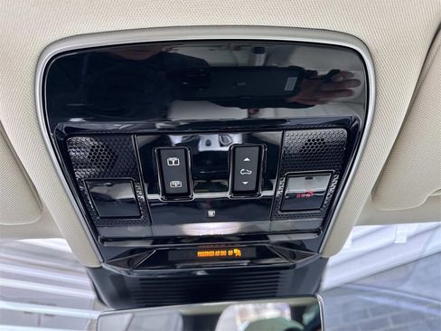 Used 2023 Land Rover Range Rover SE image 22