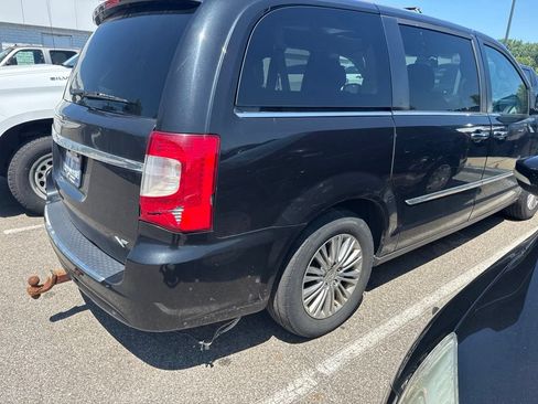 Used 2016 Chrysler Town & Country Touring-L w/ Driver Convenience Group FWD image 7
