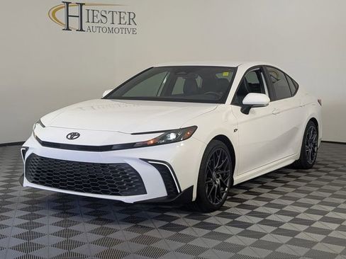 Used 2025 Toyota Camry SE w/ Convenience Package FWD image 4