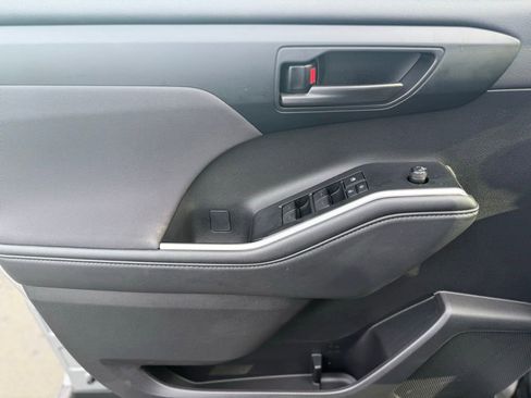 Used 2022 Toyota Highlander LE image 15