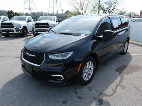 Used 2024 Chrysler Pacifica Touring-L FWD image 11