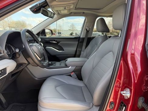 Certified 2025 Toyota Highlander XLE image 27