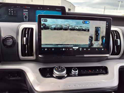 Used 2025 Ford Expedition Active AWD/4WD image 18