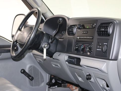Used 2006 Ford F350 2WD Regular Cab DRW Super Duty image 19