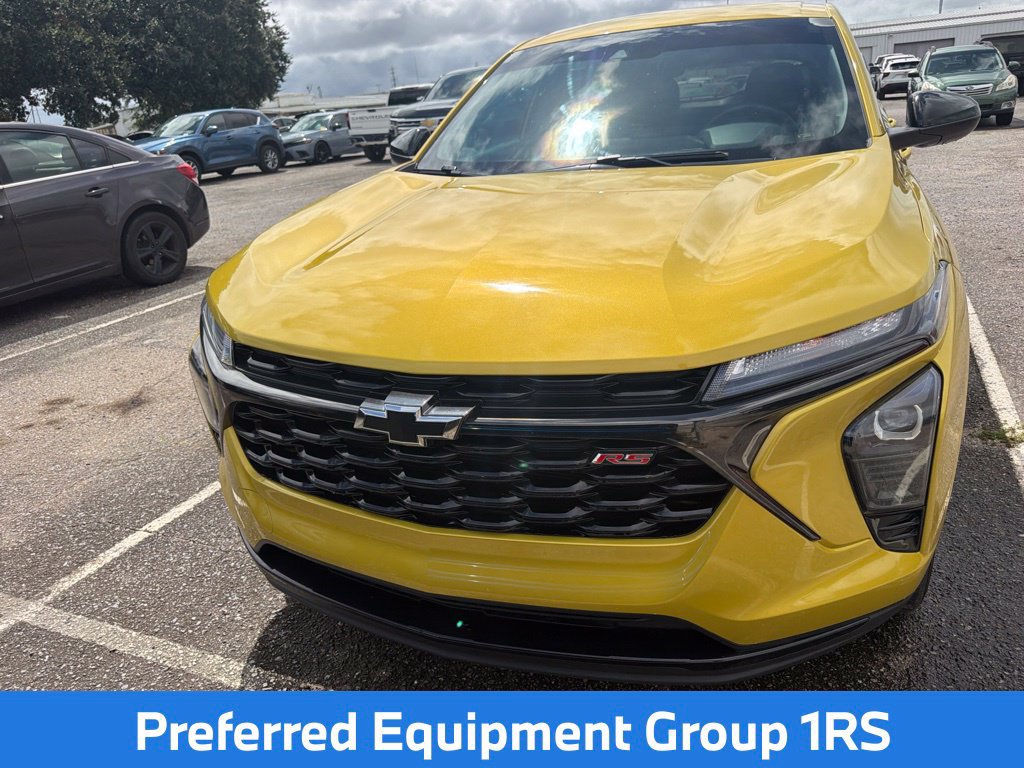 Used 2024 Chevrolet Trax RS w/ Driver Confidence Package FWD image 2
