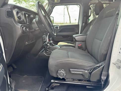 Used 2018 Jeep Wrangler Unlimited Sahara w/ Dual Top Group AWD/4WD image 25
