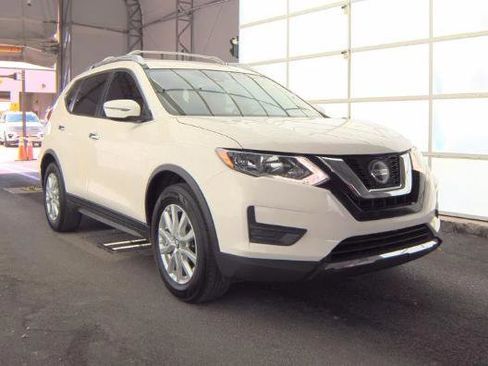 Used 2020 Nissan Rogue SV image 3