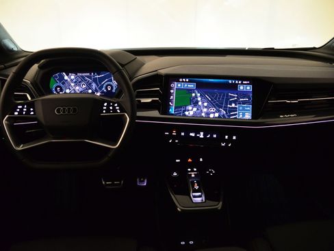 Used 2025 Audi Q4 e-tron Premium Plus w/ Premium Plus image 4