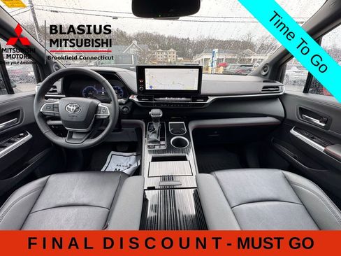Used 2025 Toyota Sienna XSE w/ XSE Plus Package FWD image 26